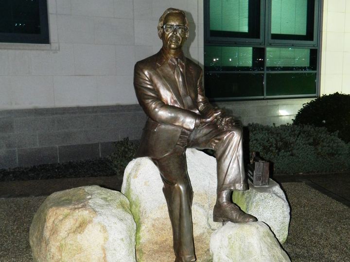 Bronze statue of Frank Pantridge in Lisburn