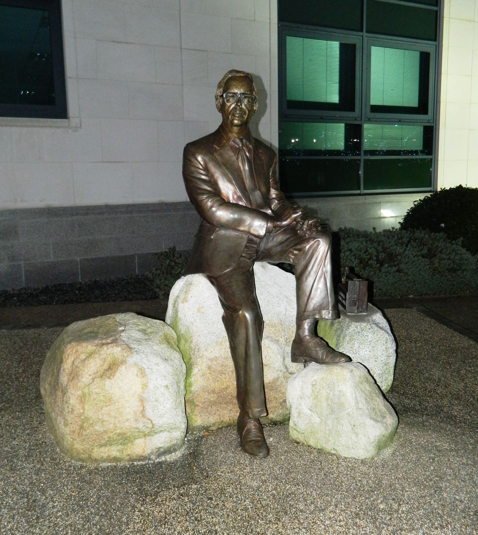 Bronze statue of Frank Pantridge in Lisburn
